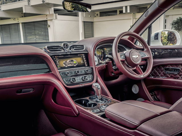 Красный кожаный салон автомобиля Bentley Bentayga Hybrid First Edition 