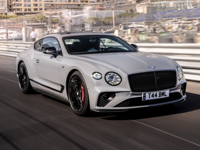 Автомобиль Bentley Continental GT S на дороге