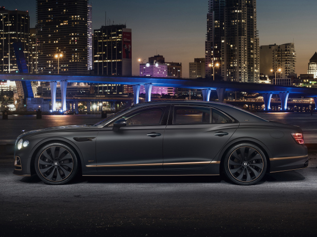 Автомобиль Bentley Flying Spur Hybrid The Surgeon 2022  вид сбоку