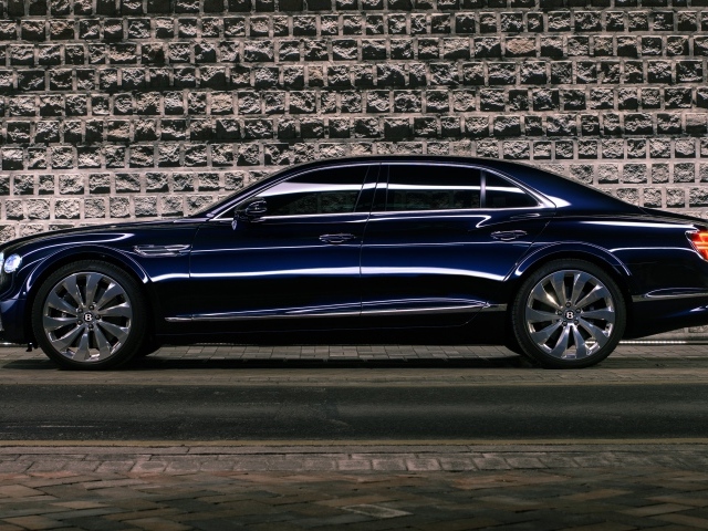 Автомобиль Bentley Flying Spur V8 вид сбоку