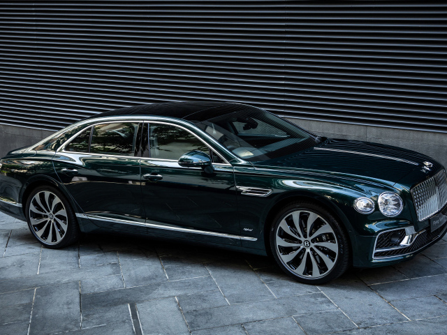 Черный автомобиль Bentley Flying Spur Hybrid 2023 года вид сбоку