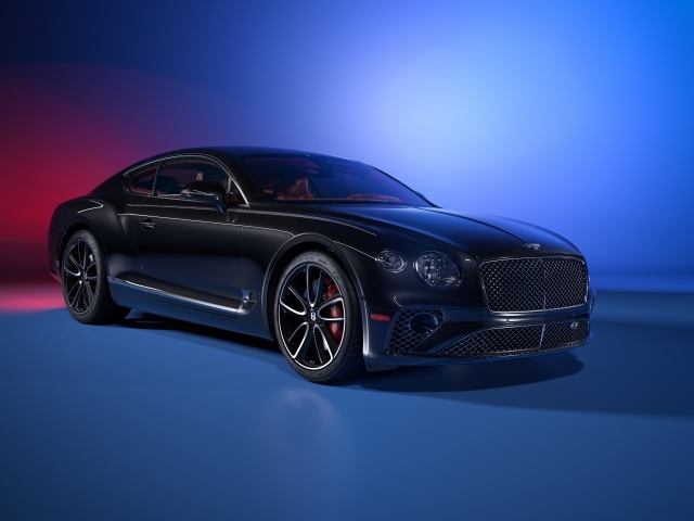 Черный автомобиль Bentley Continental GT на синем фоне