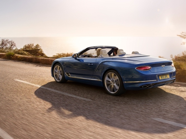 Синий кабриолет Bentley Continental GT