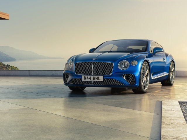 Синий дорогой автомобиль Bentley Continental GT