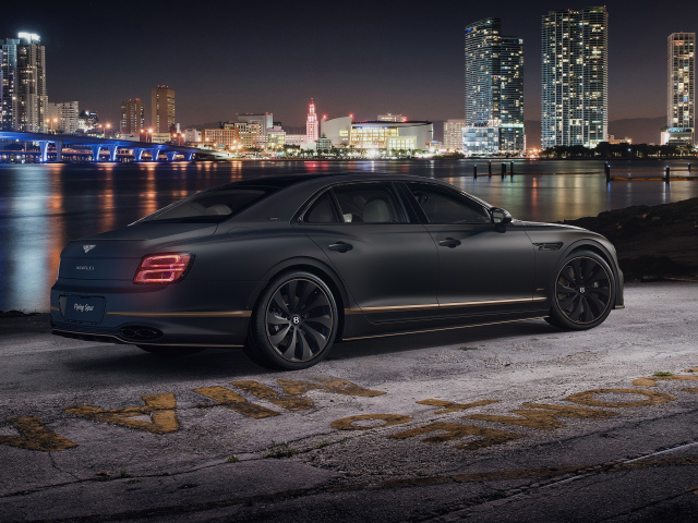 Автомобиль Bentley Flying Spur Hybrid The Surgeon 2022 на фоне города