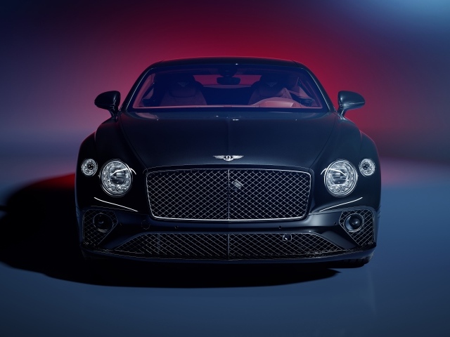 Вид спереди на автомобиль Bentley Continental GT на синем фоне