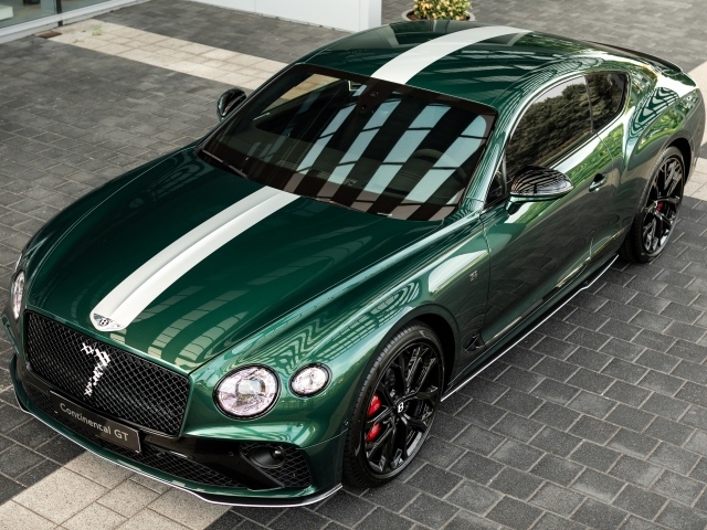 Зеленый автомобиль Bentley Continental GT Le Mans Collection 2023 года
