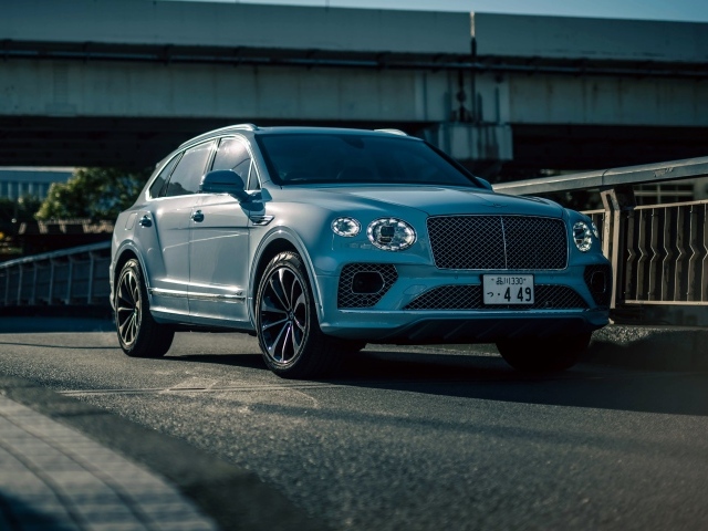 Серебристый Bentley Bentayga Hybrid