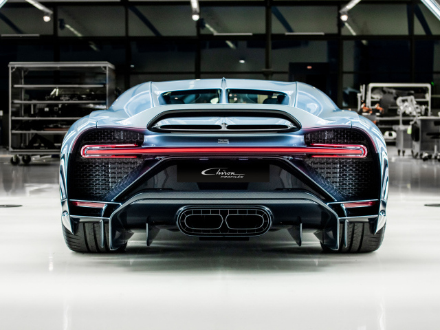 Автомобиль Bugatti Chiron Profilee  в гараже вид сзади