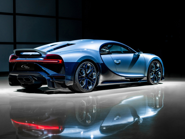 Автомобиль Bugatti Chiron вид сзади отражается в поверхности