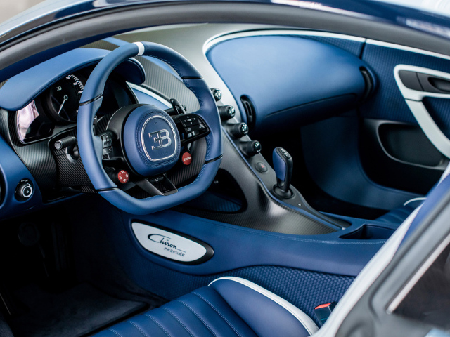 Дорогой кожаный салон автомобиля Bugatti Chiron