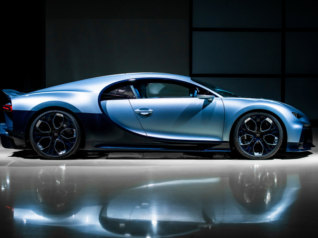 Быстрый автомобиль Bugatti Chiron вид сбоку