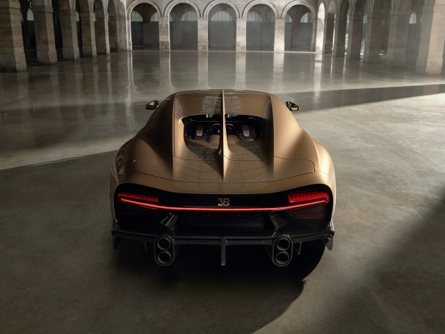Вид сзади на быстрый автомобиль Bugatti Chiron