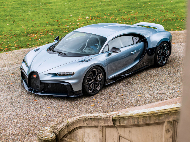 Серебристый Bugatti Chiron Profilée
