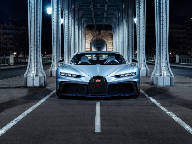 Серебристый Bugatti Chiron Profilée на мосту