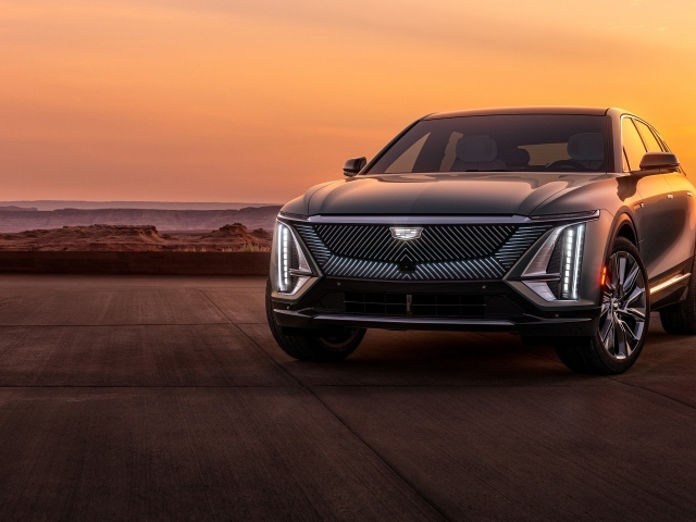 Автомобиль Cadillac Lyriq  2023 года на фоне заката