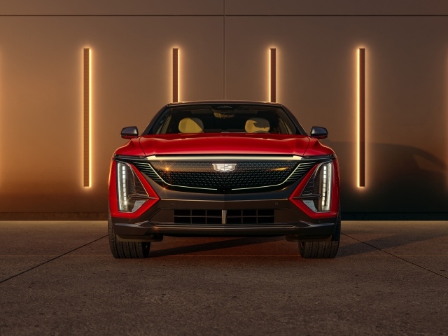 Красный автомобиль Cadillac Lyriq Sport 2024 года вид спереди