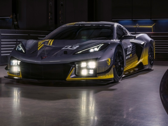 Спорткар Chevrolet Corvette Z06 GT3 R с включенными фарами