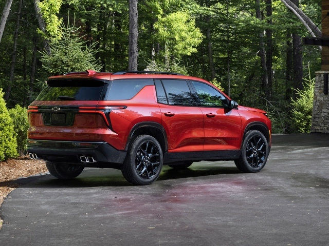 Вид сзади на красный внедорожник Chevrolet Traverse RS 2024 года