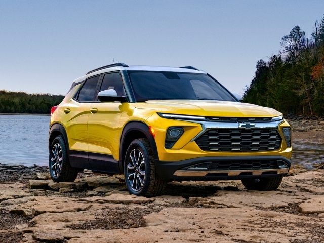 Желтый автомобиль Chevrolet TrailBlazer Activ 2024