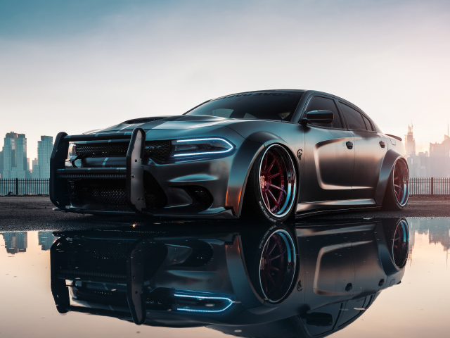 Автомобиль Dodge Charger Hellcat Enforcer отражается в луже
