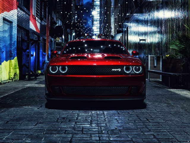 Красный Dodge Challenger SRT Hellcat на улице города
