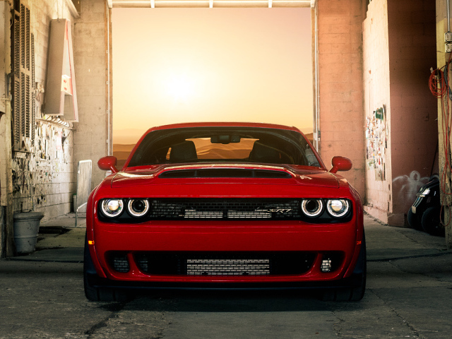 Красный автомобиль Dodge Challenger SRT Demon в гараже
