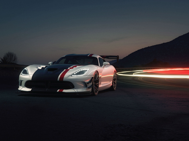 Спортивный Dodge Viper ACR на дороге ночью
