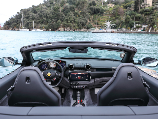 Салон кабриолета Ferrari Portofino M 2021 года