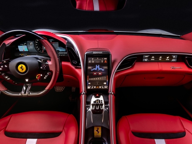 Красный кожаный салон автомобиля Ferrari Roma 30th Anniversary 2023 года