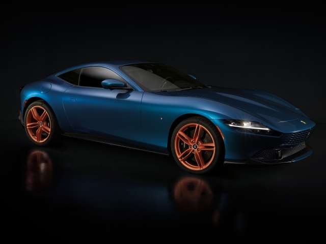 Синий автомобиль Ferrari Roma Tailor на черном фоне