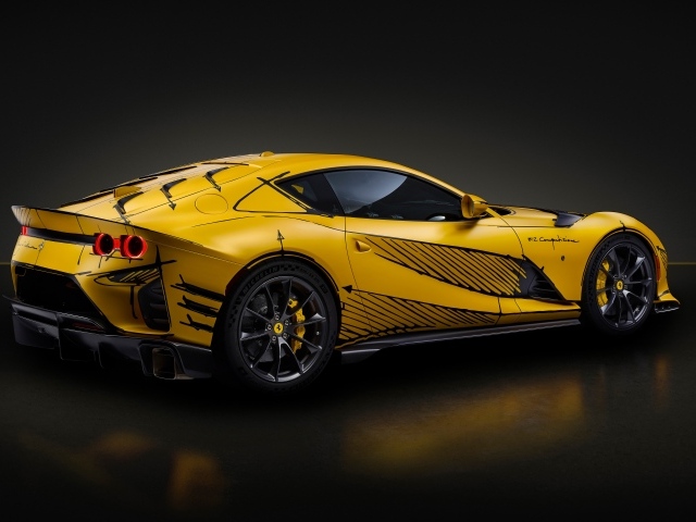 Дорогой спортивный автомобиль Ferrari 812 вид сзади