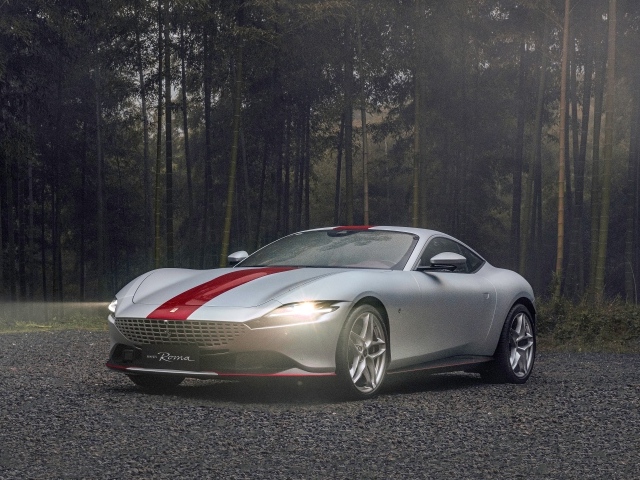 Автомобиль Ferrari Roma 30th Anniversary 2023  в лесу