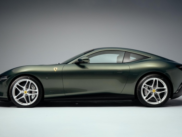 Автомобиль Ferrari Roma вид сбоку