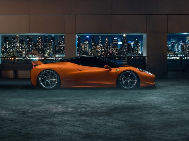 Оранжевый спорткар Ferrari 458  у окна