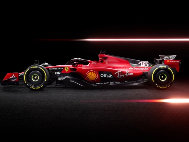 Гоночный Ferrari SF-23 F1 2023  вид сбоку
