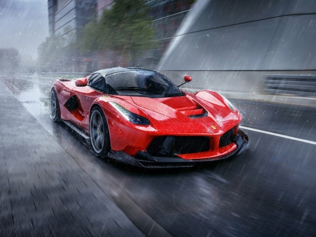 Красный LaFerrari под дождем