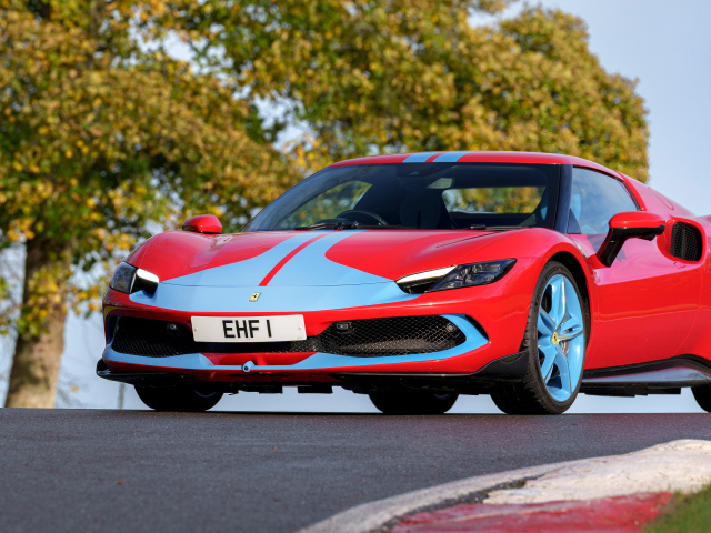 Красный спорткар Ferrari 296 GTB Assetto Fiorano