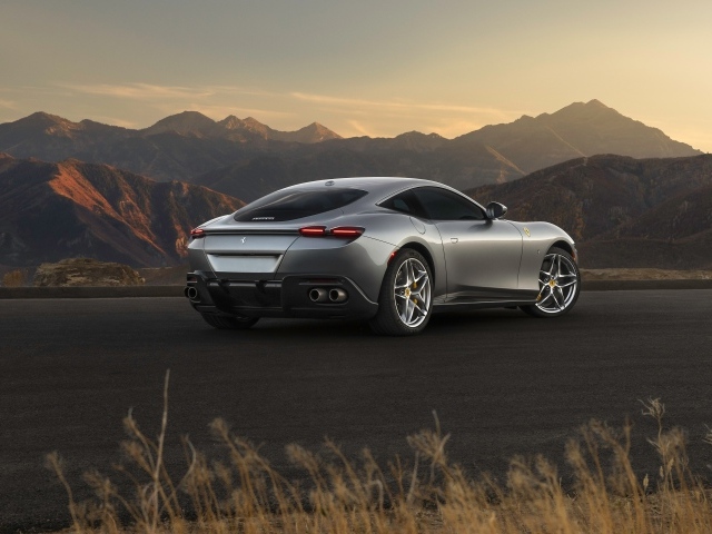 Серебристый автомобиль Ferrari Roma вид сзади