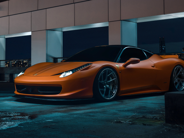 Спорткар Ferrari 458  на  парковке