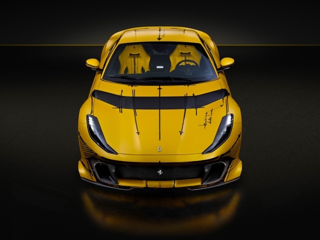 Желтый автомобиль Ferrari 812 вид спереди