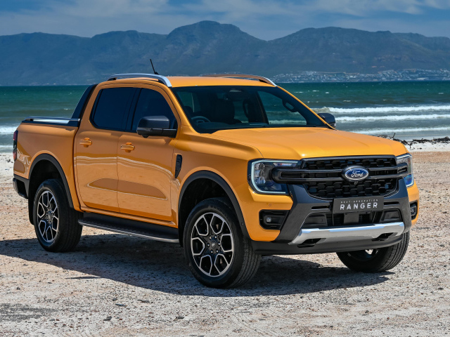 Большой пикап Ford Ranger Wildtrak 2022 года у моря