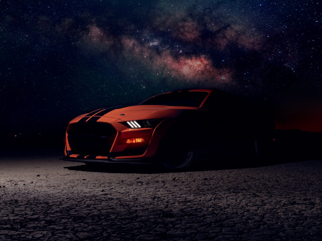 Красивый автомобиль Ford Shelby GT500 на фоне ночного неба