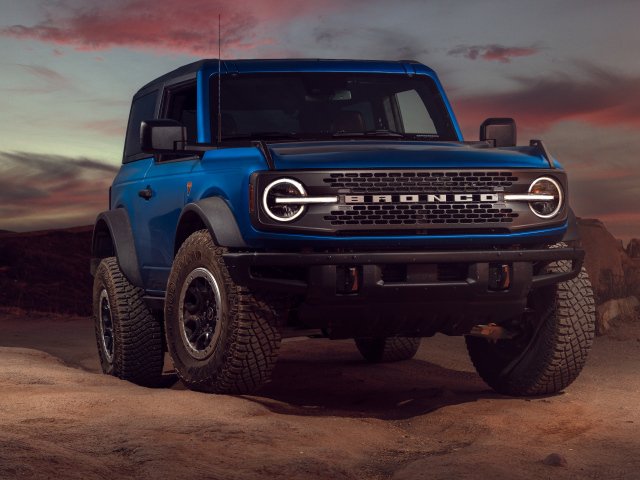 Большой синий внедорожник Ford Bronco в горах