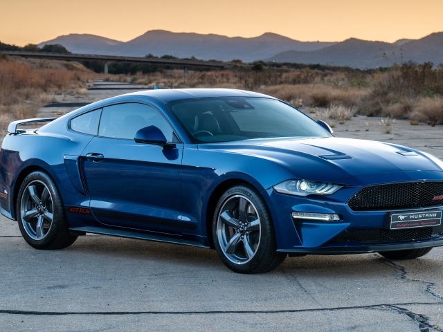 Дорогой синий автомобиль Ford Mustang California