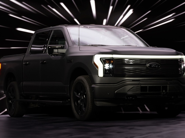 Автомобиль Ford F-150 в ярких лучах