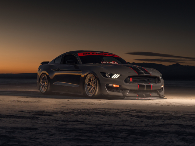 Автомобиль форд Shelby GT350 ночью