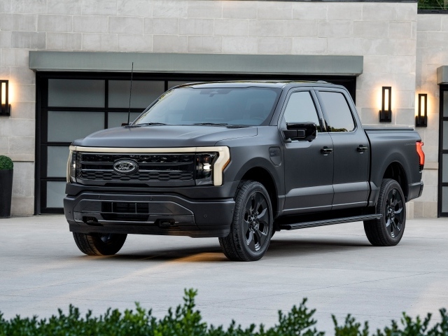 Автомобиль Ford F-150 у гаража вид спереди