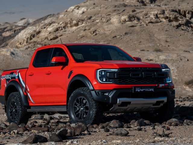 Красный пикап Ford Ranger Raptor 2023 года в горах