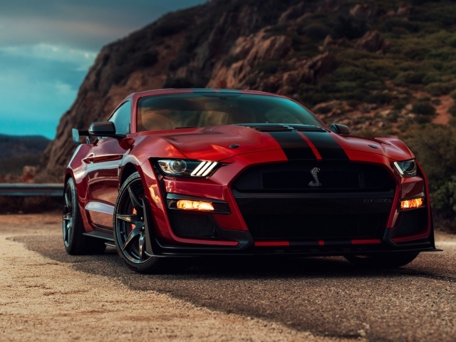 Красный Ford Mustang Shelby GT500 в горах